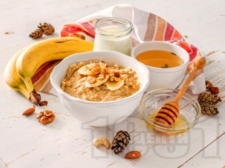 Овесена каша за закуска с банан, орехи, бадеми и овесено мляко - снимка на рецептата